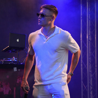 KØNI en concert, micro à la main