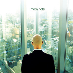 Écouter "Lift Me Up" de Moby