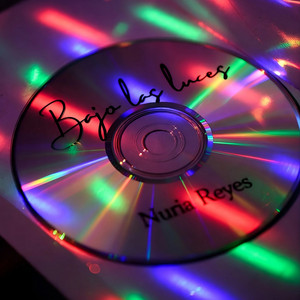Bajo las luces