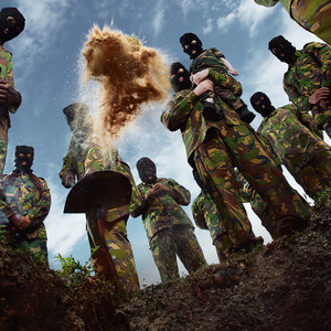 Écouter "AVERTISSEMENT DE BAVARDAGE" de La Fève