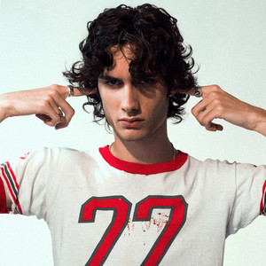 Écouter "come closer" de sombr