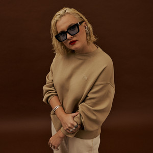 Écouter "Déjà-vu - Unplugged" de Emma Peters