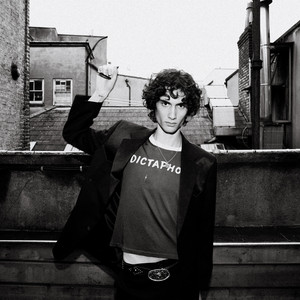 Écouter "we never dated" de sombr