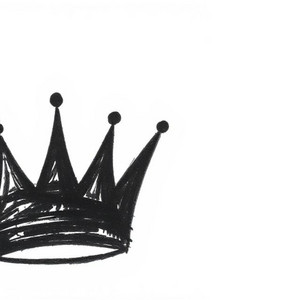 Black hand-drawn crown on a white background on the Chi come me album cover.