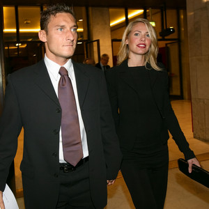 Écouter "TOTTI" de Cave