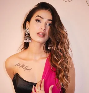 💋 Baby Ne Ek Se Tattoo Chhupaye 💛 Milega Pakka Dekh Kalai... Collarbone Pe Chidiya Udai 🕊️ Spotify playlist cover art