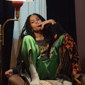 does zoe kravitz smoke cigarettes shows off knockout legs in tiny shorts as she enjoys NYC break Zo Kravitz Lives Life on