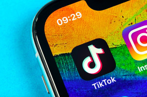 TIKTOK 2020 - WAP - 3 Musketeers - Shake that laffy taffy girl - Savage love -  Mood Swings - Whole lotta choppas - Party Girl  playlist cover